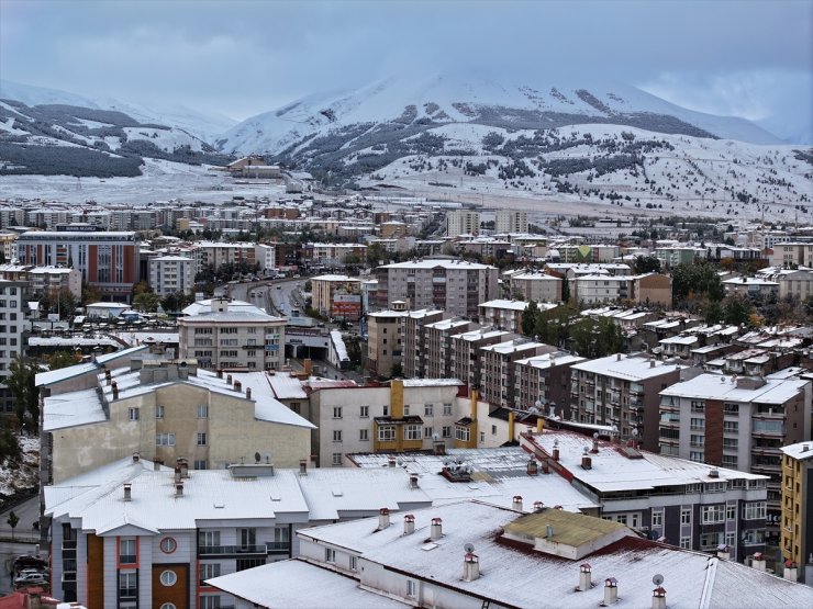 Erzurum şehir merkezine mevsimin ilk karı yağdı