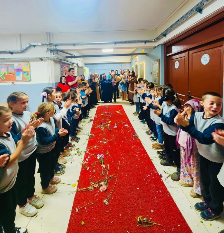 Giresun'da emekli olan 43 yıllık öğretmen çiçeklerle uğurlandı