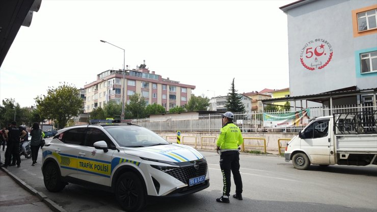 Samsun'da okul çevrelerindeki denetimlerde 18 ayrı suçtan aranan zanlı yakalandı