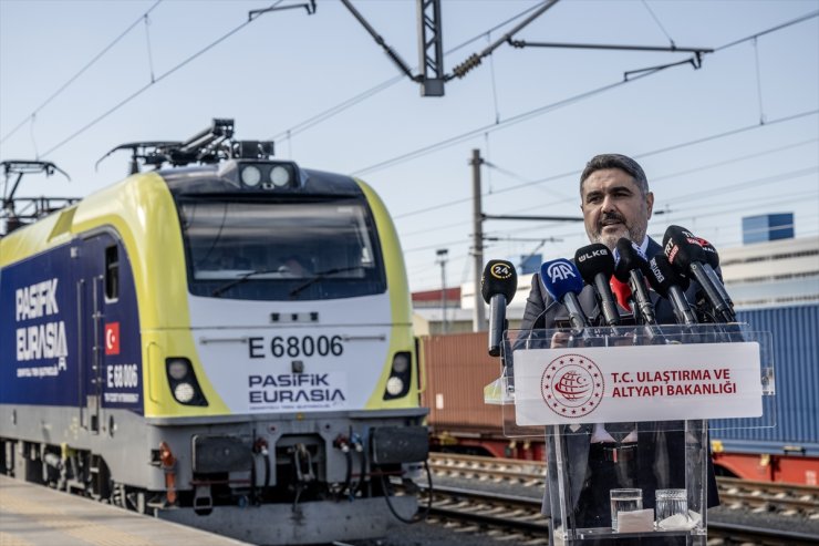 Türkiye'nin ilk özel uluslararası yük treni İstanbul'dan Avrupa'ya uğurlandı