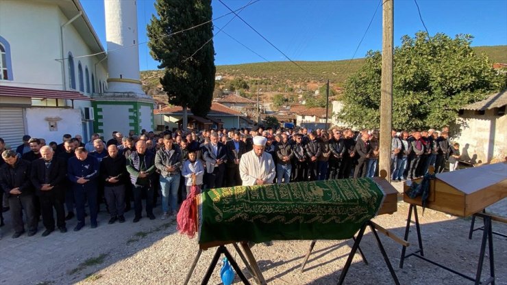 Aksaray'da devrilen tur otobüsünde ölen 4 kişinin cenazesi Balıkesir'de defnedildi