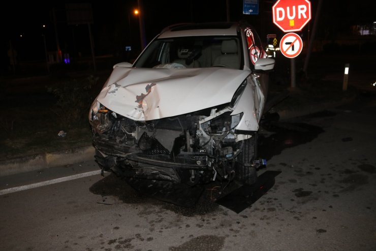 Amasya'da 3 otomobilin karıştığı kazada 5 kişi yaralandı