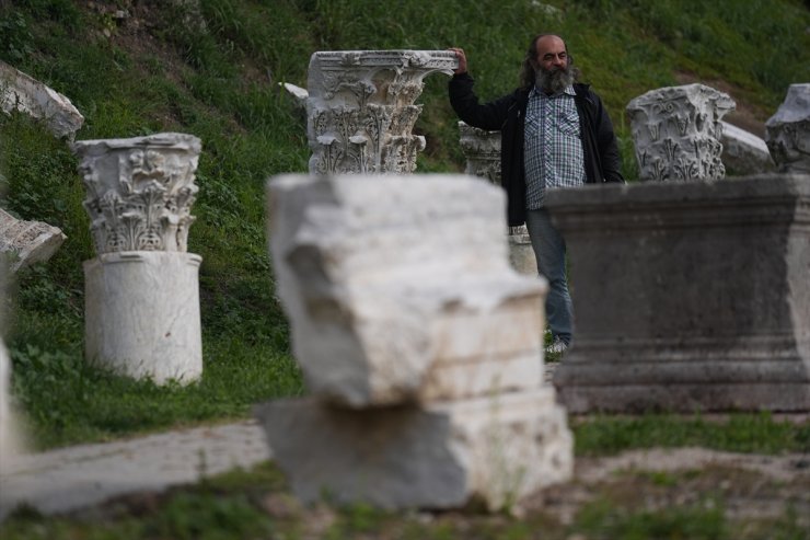 Antik kentteki tiyatrodan etkilenerek başladığı sanat hayatında 45 yılı geride bıraktı