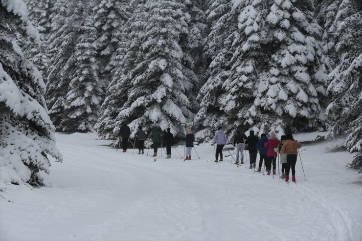 Bolu'nun yüksek kesimlerinde kar yağışını fırsat bilen kayaklı koşu sporcuları antrenmanlara başladı