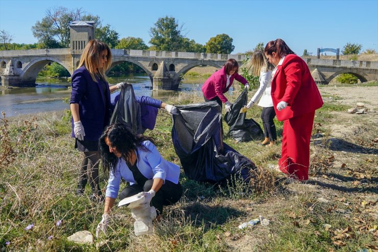 Edirne'deki kadın muhtarlar Tunca Nehri kenarındaki çöpleri topladı