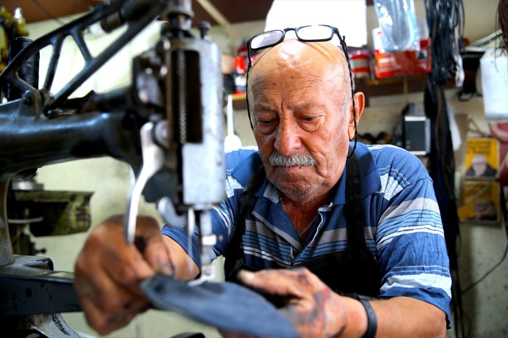 Hatay'da 76 yaşındaki Selim usta 60 yıldır aynı dükkanda ayakkabı tamir ediyor