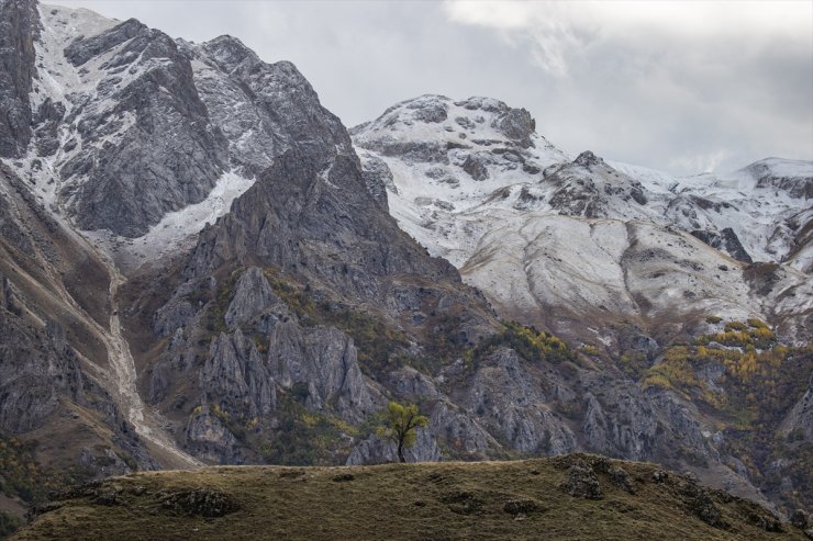 Tunceli'de 3 bin rakımlı zirvelere kar yağdı