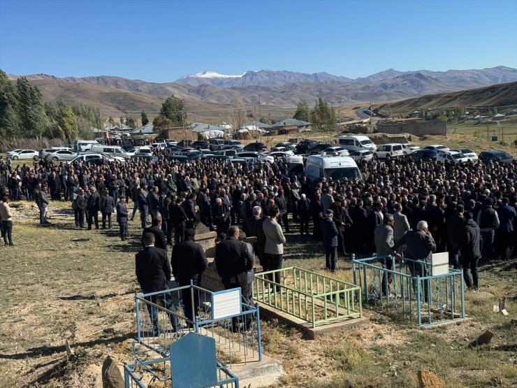 Van'da trafik kazasında ölen baba ve oğlunun cenazesi toprağa verildi