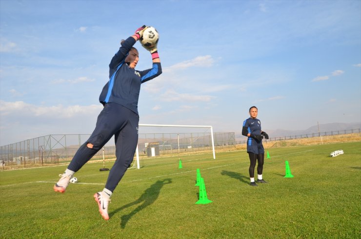 Yüksekova'nın kadın futbolcuları, takım otobüsü desteğine galibiyetle karşılık vermek istiyor