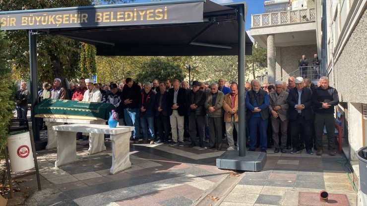 Aksaray'da devrilen tur otobüsünde ölen çiftin cenazesi Balıkesir'de defnedildi