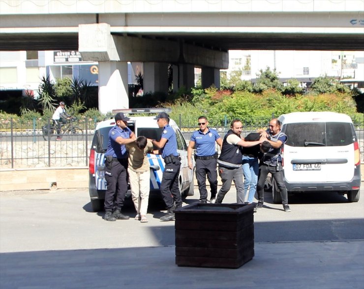 Antalya'da polis memuruna silahlı saldırının şüphelileri adliyeye sevk edildi