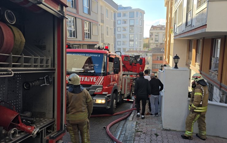 Başakşehir'de 5 katlı binada çıkan yangın söndürüldü