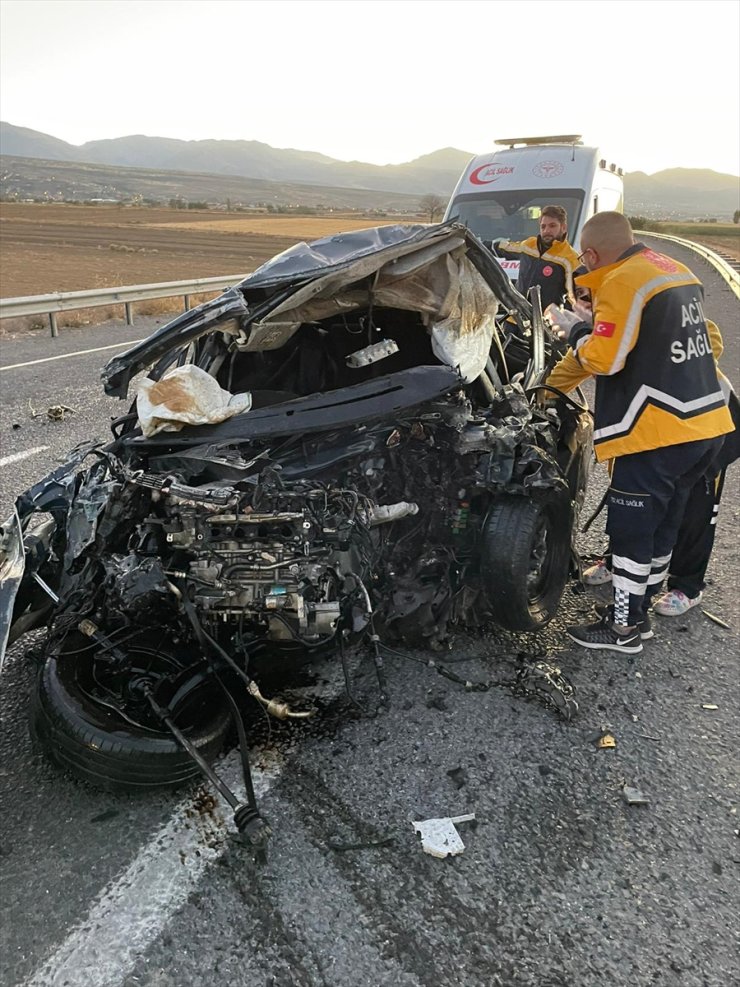 Niğde'de yolcu otobüsüyle otomobilin çarpıştığı kazada 1 kişi öldü, 3 kişi yaralandı