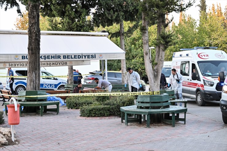 GÜNCELLEME - Adana'da mezarlıkta silahlı saldırıya uğrayan anne ve iki kızı hayatını kaybetti