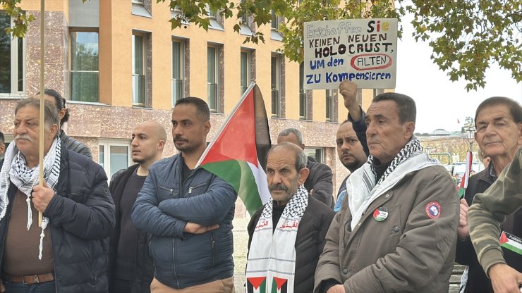 Almanya'da, İsrail'in sivillere saldırılarını meşrulaştıran Bakan Baerbock protesto edildi