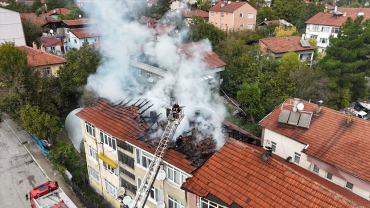 Karabük'te 3 katlı binanın çatısında çıkan yangın söndürüldü