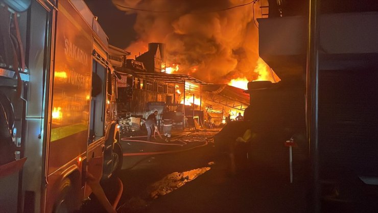 GÜNCELLEME 2 - Sakarya'da kauçuk fabrikasında çıkan yangın söndürüldü