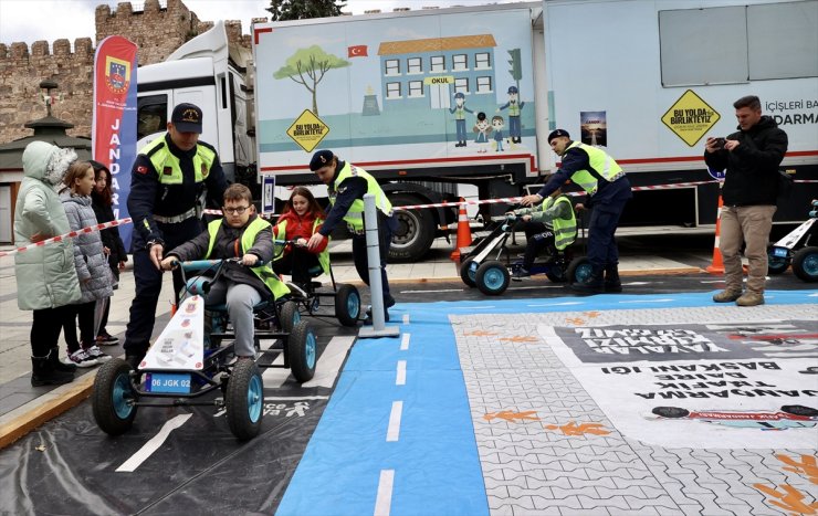 Sinop'ta öğrenciler, Mobil Trafik Eğitim Tırı'nda trafik kurallarını uygulamalı olarak deneyimledi