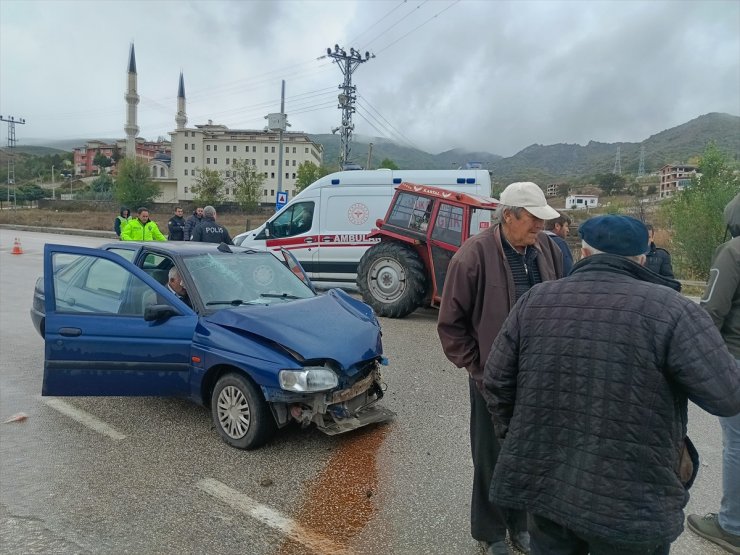 Tokat'ta otomobil ile traktörün çarpıştığı kazada 4 kişi yaralandı