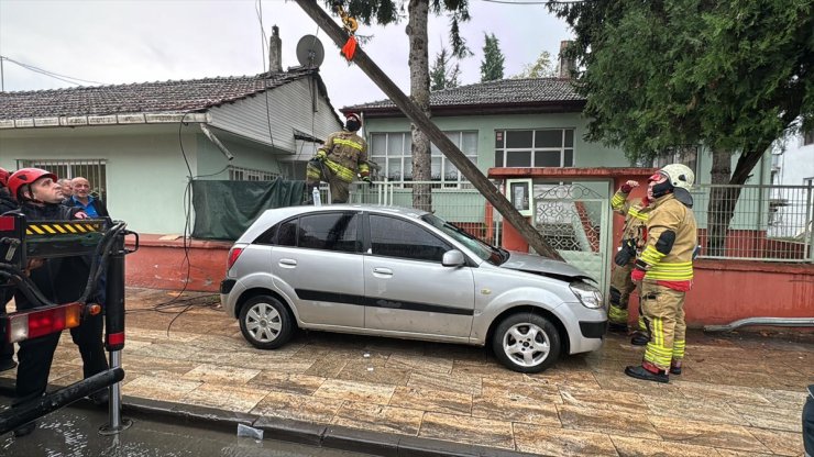 Düzce'de telefon direğine çarpan otomobildeki 2 kişi yaralandı