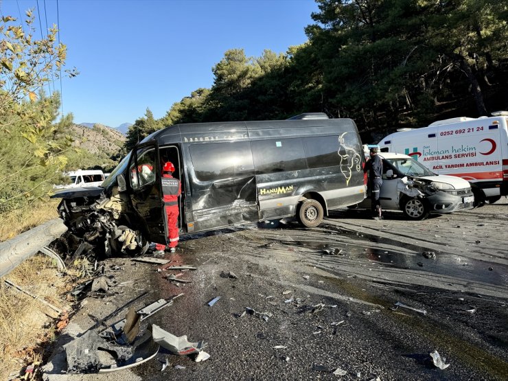 Fethiye'de zincirleme trafik kazasında 5 kişi yaralandı