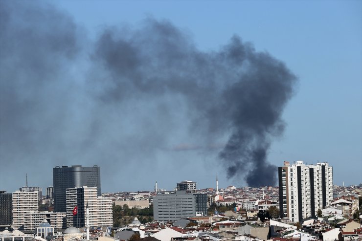 Gaziosmanpaşa'da kumaş deposunda yangın