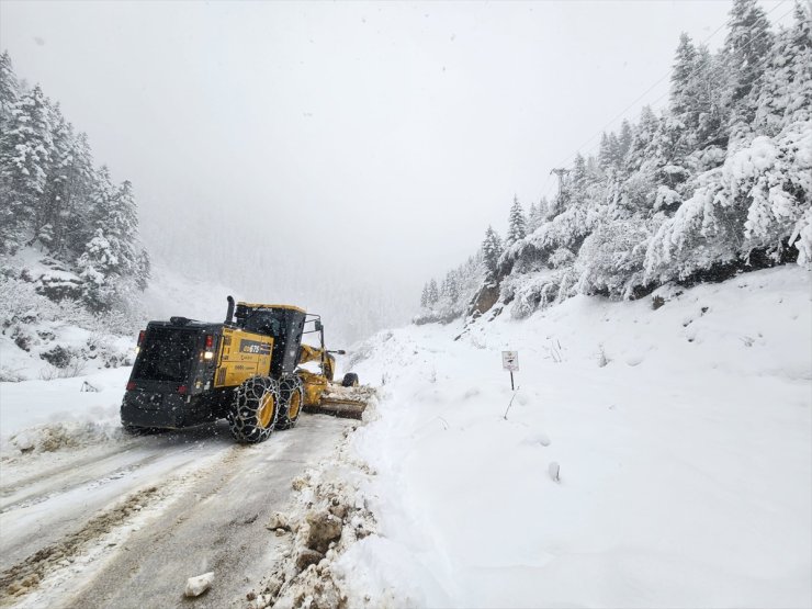 Karadeniz'de karla mücadele çalışmaları devam ediyor