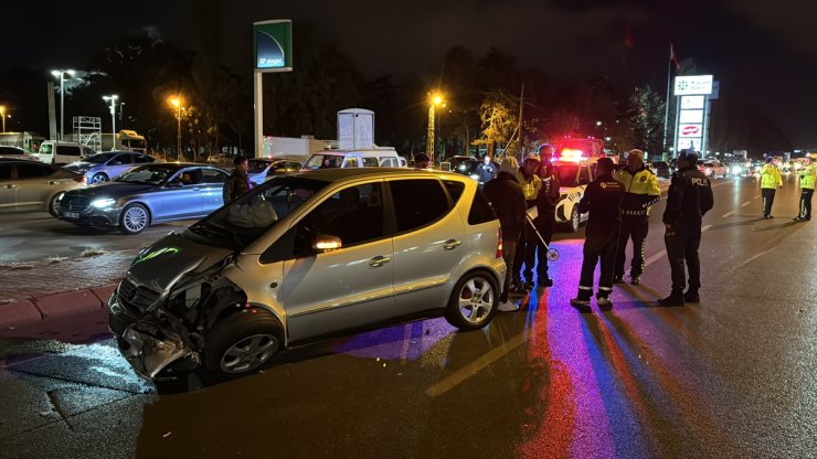 Kayseri'de minibüsle otomobilin çarpışması sonucu 2 kişi yaralandı