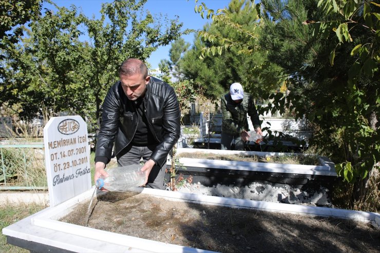 Van depreminde kaybettikleri akrabalarının acısını unutamıyorlar