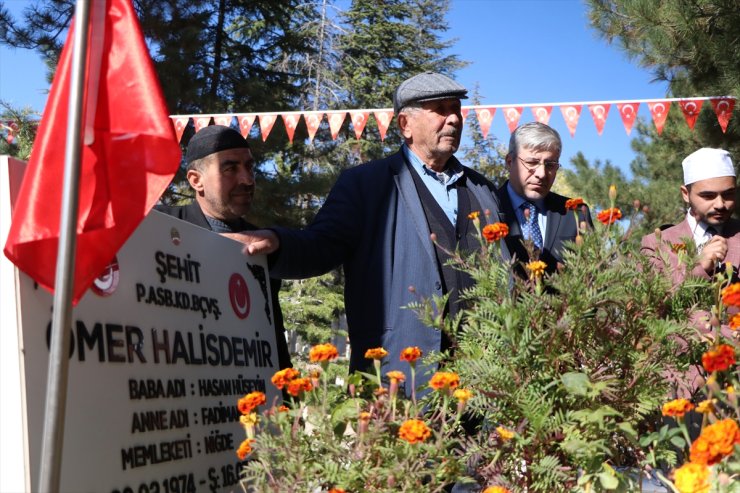 15 Temmuz Derneği üyelerinden şehit Ömer Halisdemir'in kabrine ziyaret