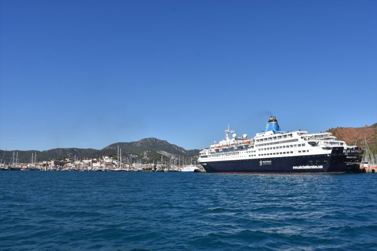 Yolcu gemisi "Blue Sapphire" tur hazırlığı için Marmaris'te