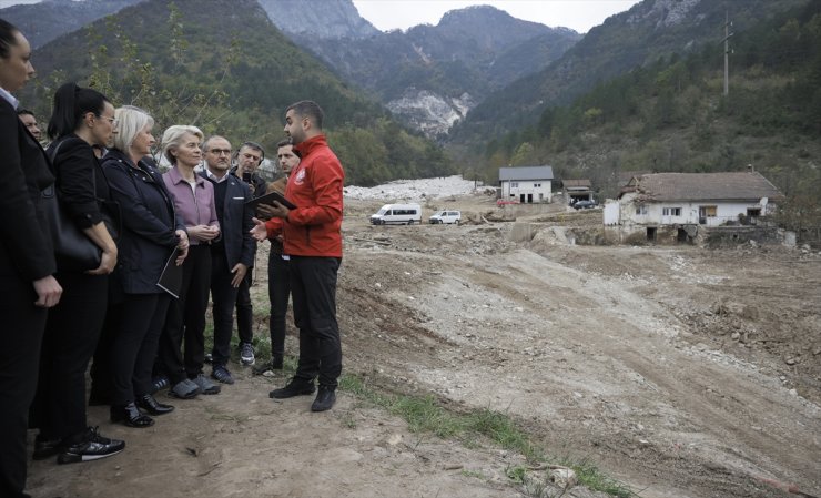 AB Komisyonu Başkanı von der Leyen, Bosna Hersek'te sel felaketi yaşanan bölgeyi ziyaret etti