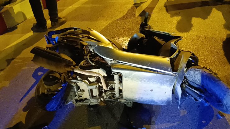 Adana'da otomobille çarpışan motosikletteki anne ve oğlu yaralandı