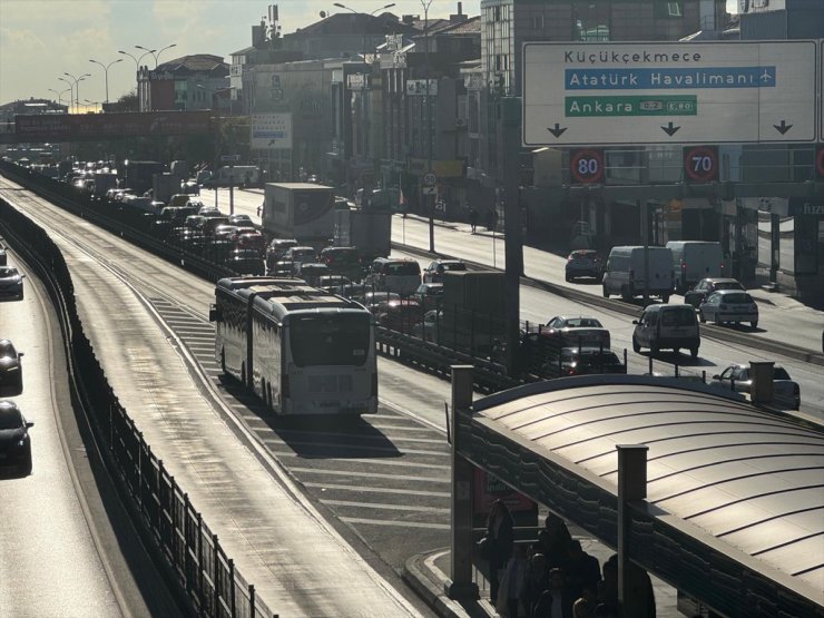 Avcılar'da metrobüsün motorunda çıkan yangın söndürüldü