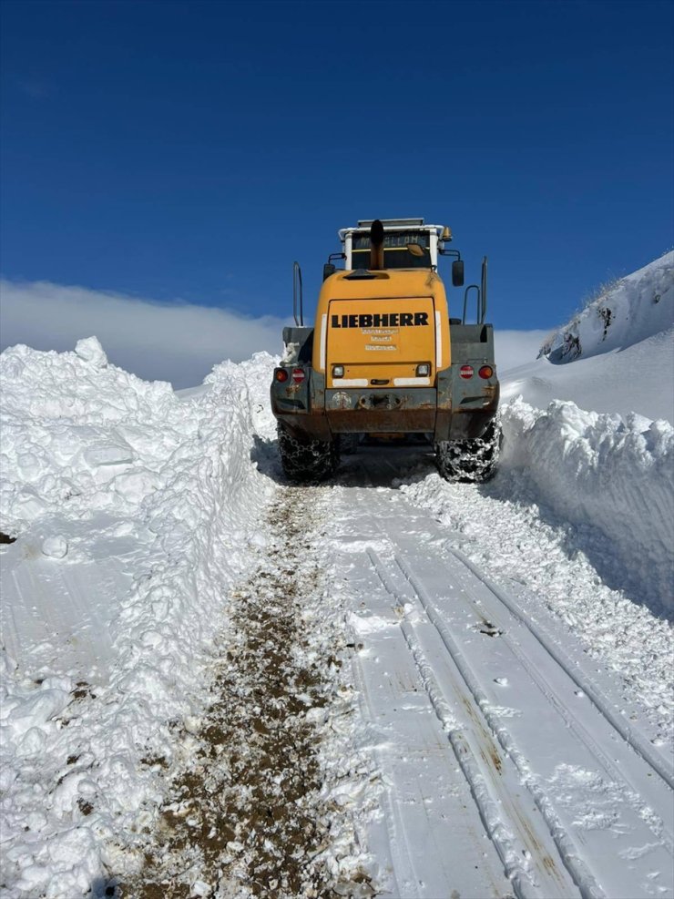 Hakkari'de kardan kapanan üs bölgesi yolunun açılması için çalışma başlatıldı