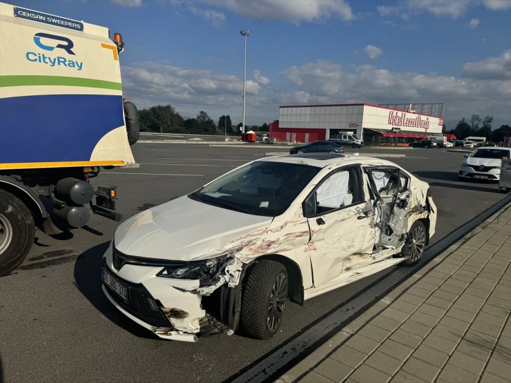 Kuzey Marmara Otoyolu'nda iki otomobilin çarpıştığı kazada 4 kişi yaralandı