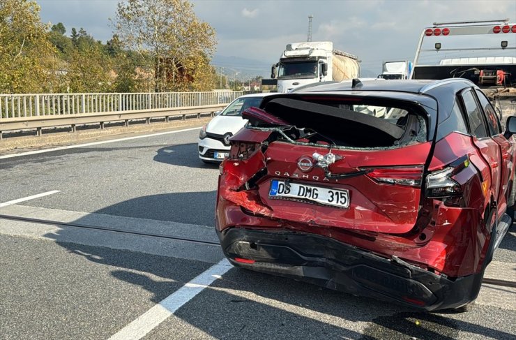 Anadolu Otoyolu'nun Düzce kesiminde zincirleme trafik kazasında 4 kişi yaralandı