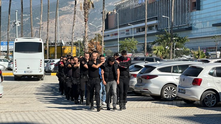 Hatay'da dolandırıcılık ve resmi belgede sahtecilik operasyonunda 20 şüpheli yakalandı