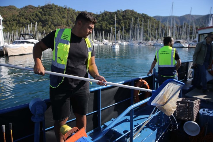 Marmaris Körfezi'nde deniz yüzeyinde biriken atıklar toplandı