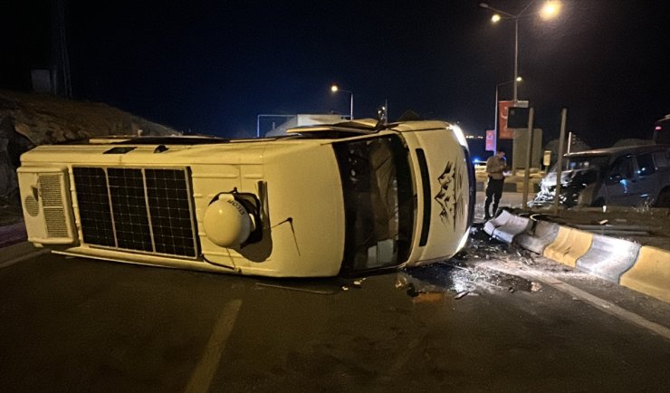 Van'da iki aracın çarpıştığı kazada 1 kişi öldü, 7 kişi yaralandı