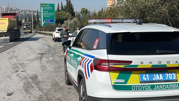 Anadolu Otoyolu'nun Kocaeli kesiminde zincirleme trafik kazasında 4 kişi yaralandı