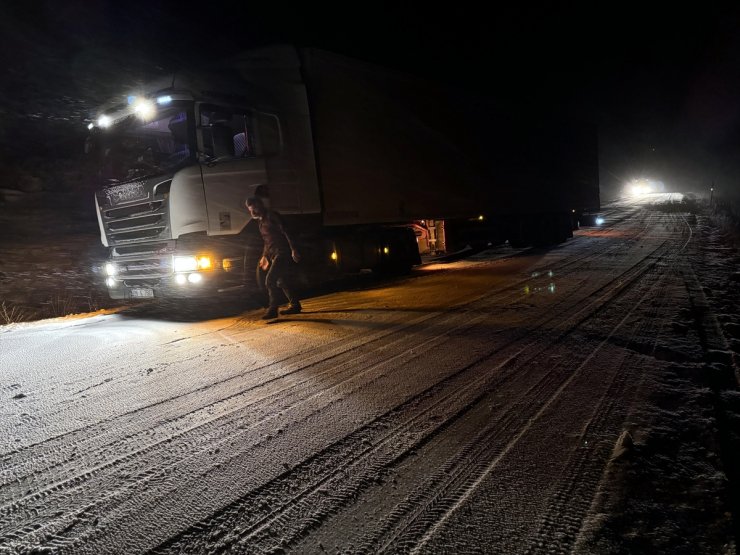 Ardahan'da kar ve buzlanma nedeniyle tırlar yolda kaldı