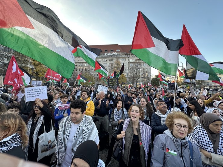 Berlin'de Filistin ve Lübnan'a destek gösterisinde çok sayıda protestocu gözaltına alındı