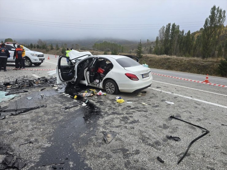 Erzincan'da iki otomobil çarpıştı, 5 kişi öldü