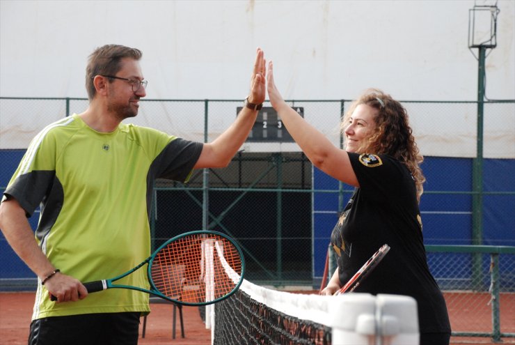 Eskişehir'de evli çiftler tenis turnuvasında birlikteliklerini güçlendiriyor