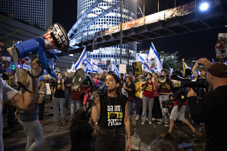 Gazze'deki esirlerin aileleri, Tel Aviv'de esir takası talebiyle gösteri düzenledi