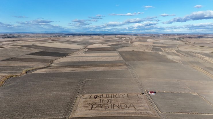 Kırklarelili çiftçi tarlasına pullukla "Cumhuriyet 101 yaşında" yazdı