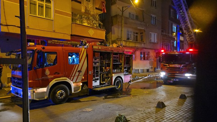 Küçükçekmece'de binanın çatı katında çıkan yangın söndürüldü