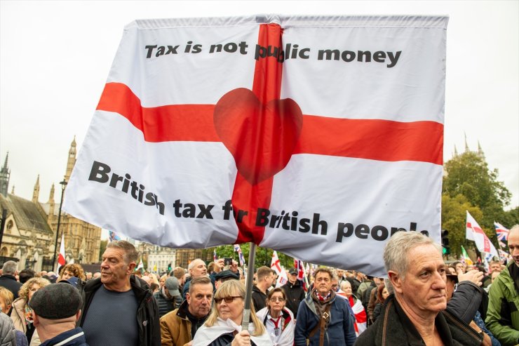 Londra'da aşırı sağcılar ile ırkçılık karşıtları karşılıklı eylem düzenledi