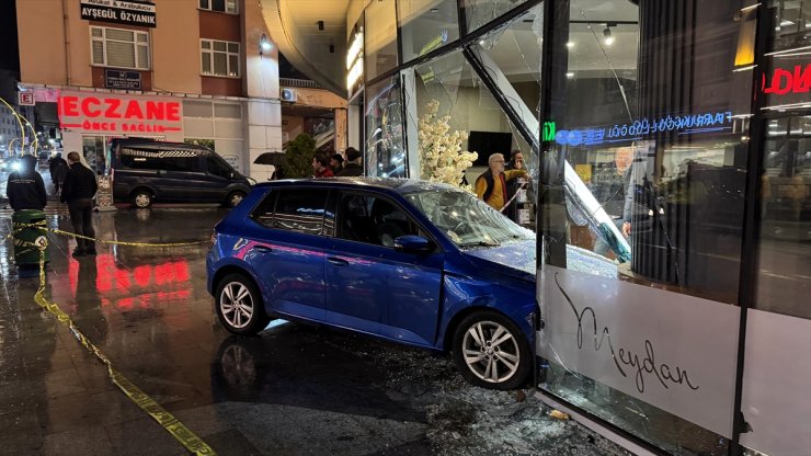 Rize'de otomobilin sosyal tesislere girdiği kazada binada hasar oluştu